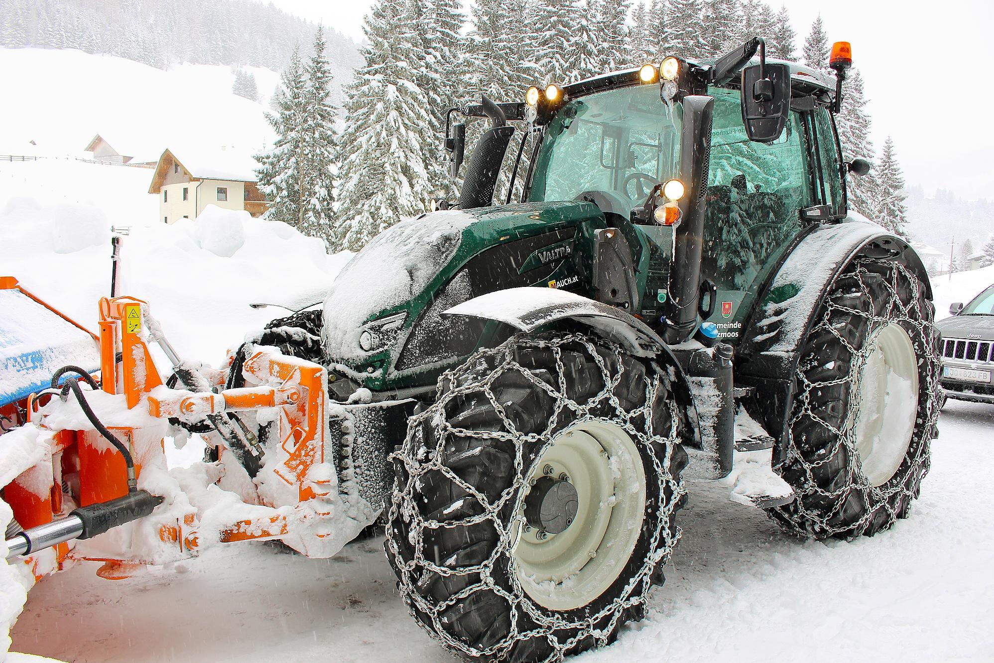 Gemeinde Filzmoos mit Valtra N174 Direct