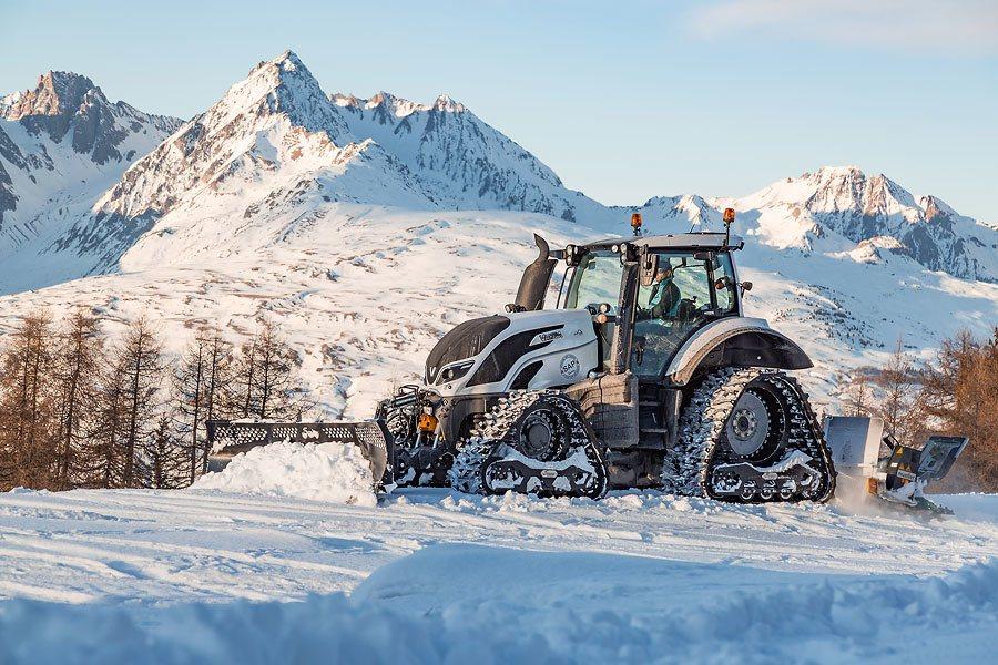 Valtra T214 Direct im alpinen Skigebiet