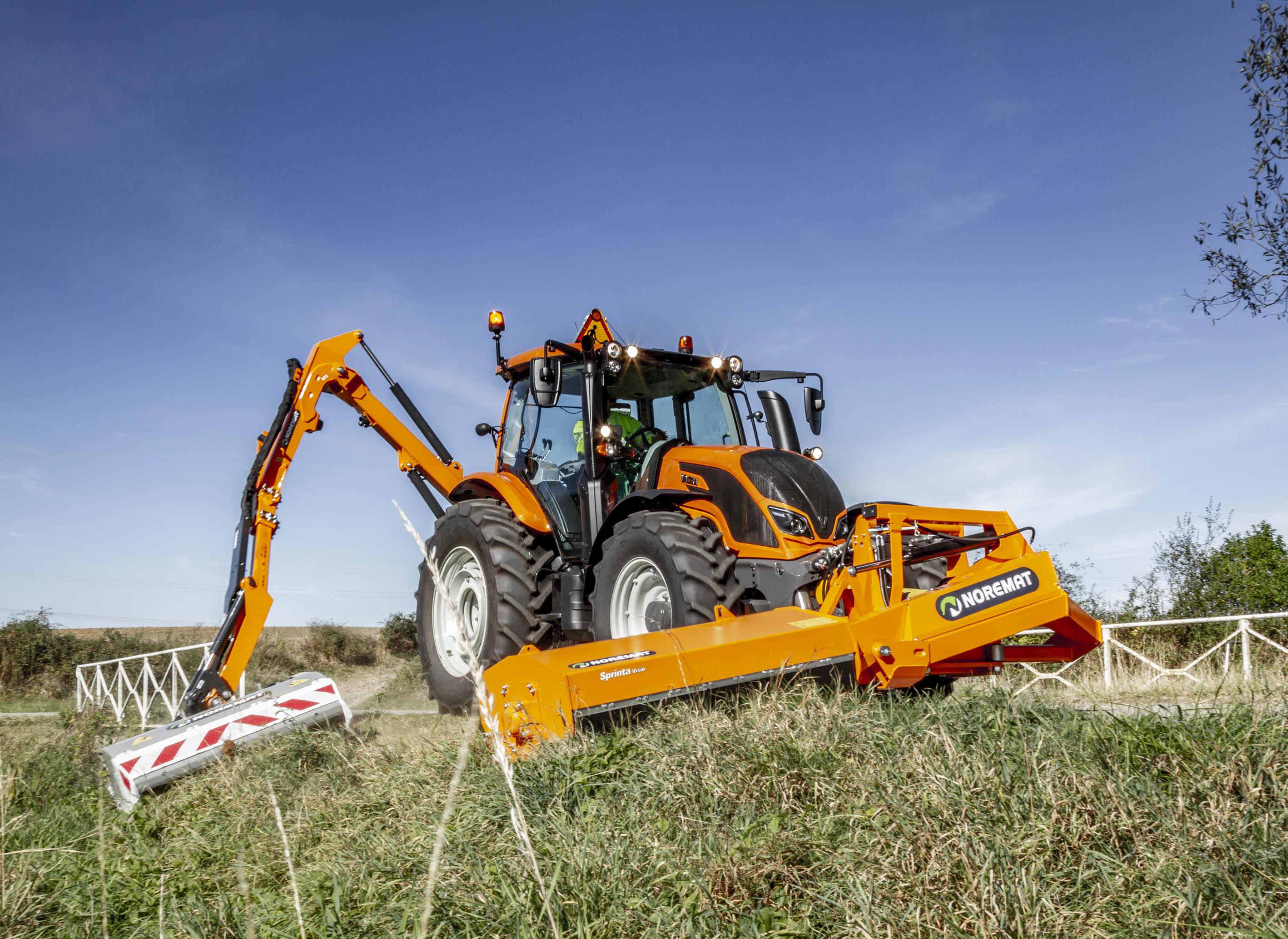 Traktor mit Noremat Mähausleger