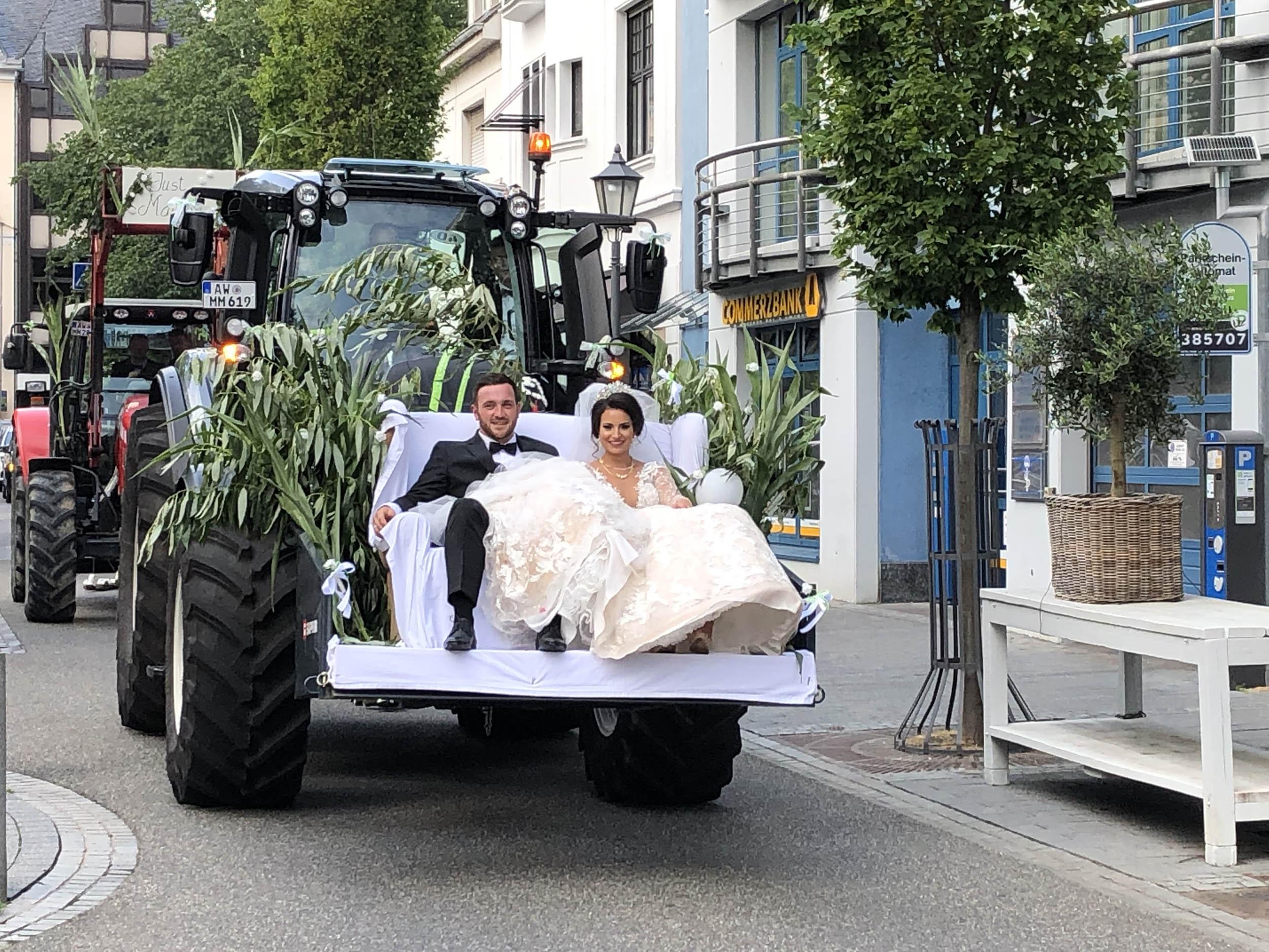 Jeanette und Max Hütter im Traktorkorso durch Bad Neuenahr